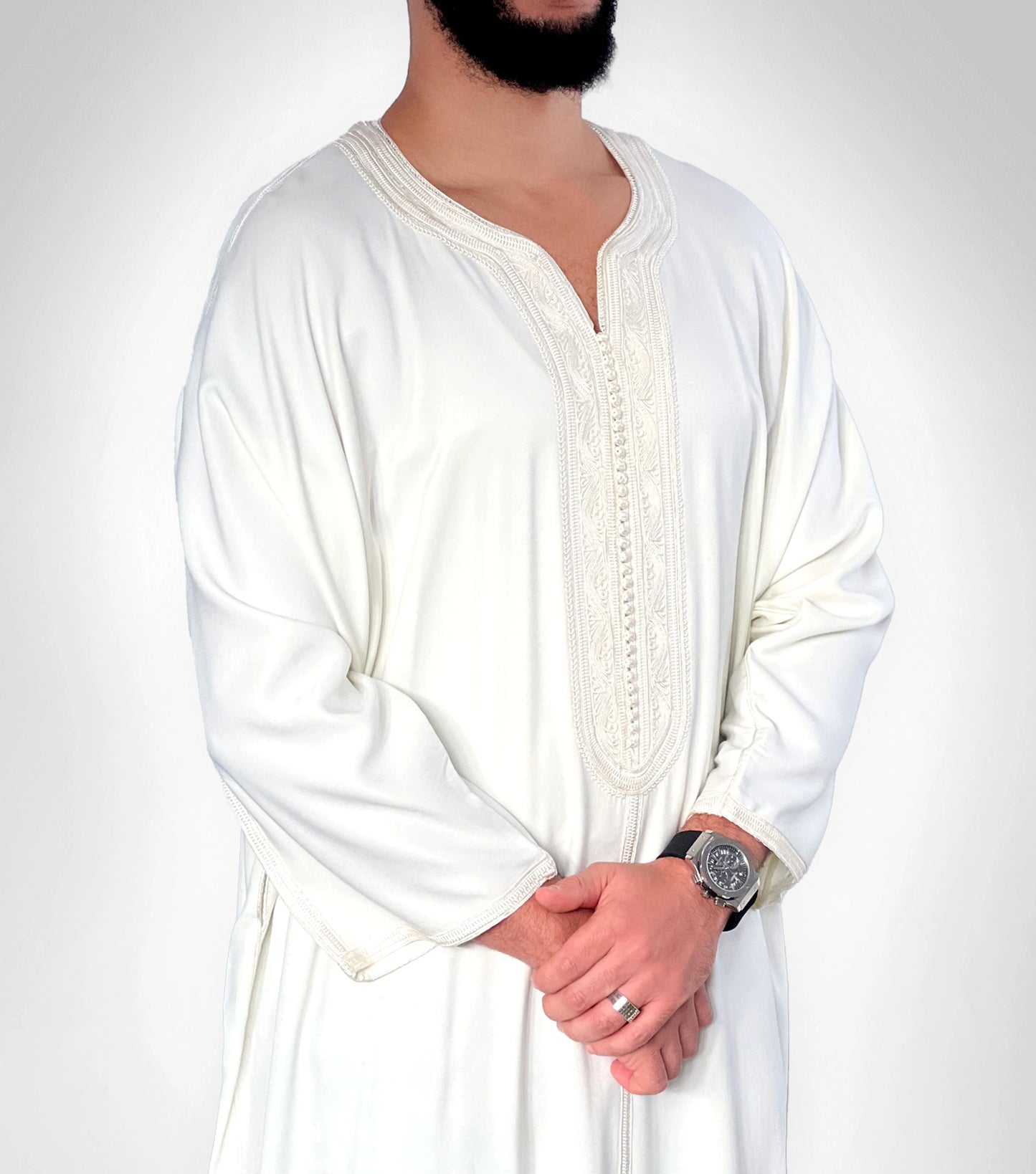 ثوب ملكي فاخر مصنوع يدويًا بالكامل باللون الكريمي