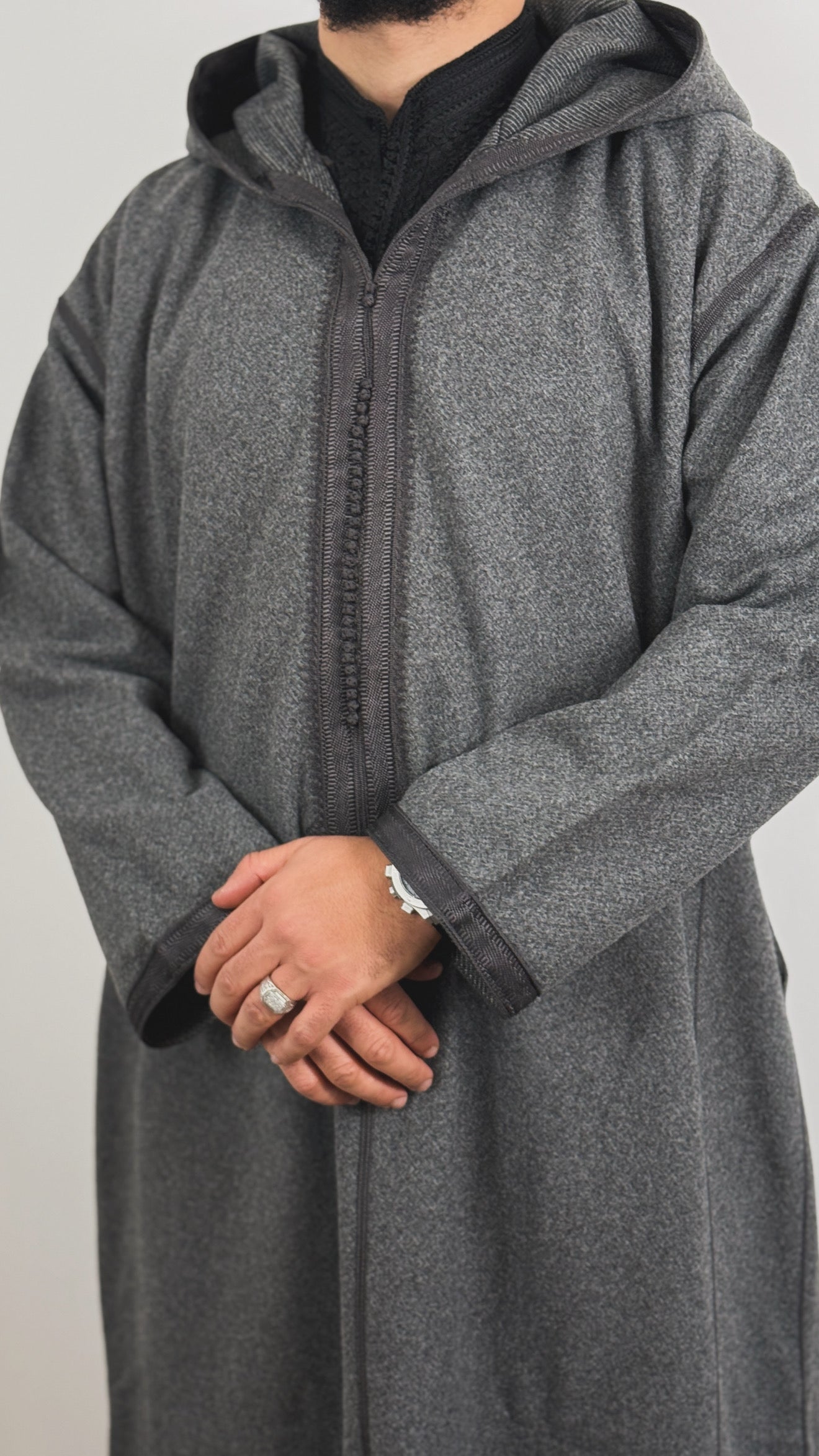 جلابة شتوية فاخرة بغطاء رأس باللون الرمادي والبني