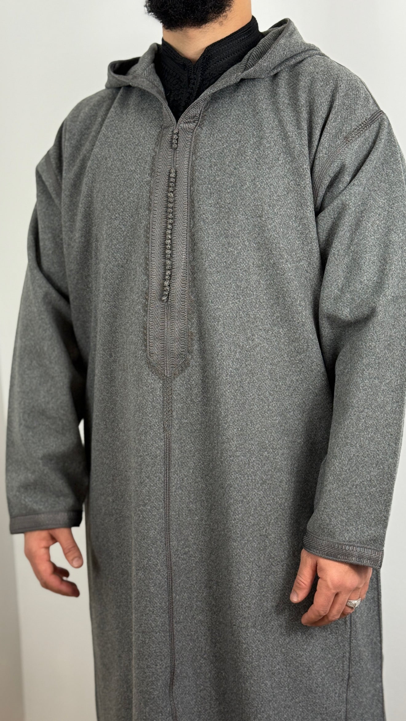 جلابة شتوية فاخرة بغطاء رأس باللون الرمادي والبني