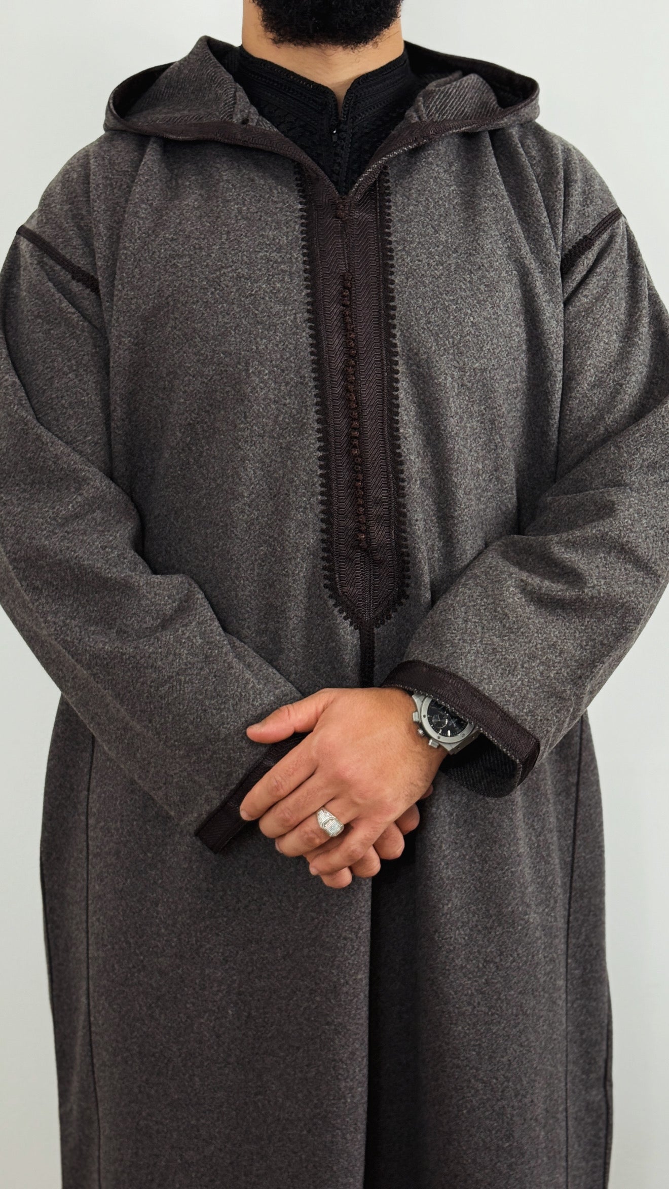 جلابة شتوية فاخرة بغطاء رأس باللون الرمادي والبني