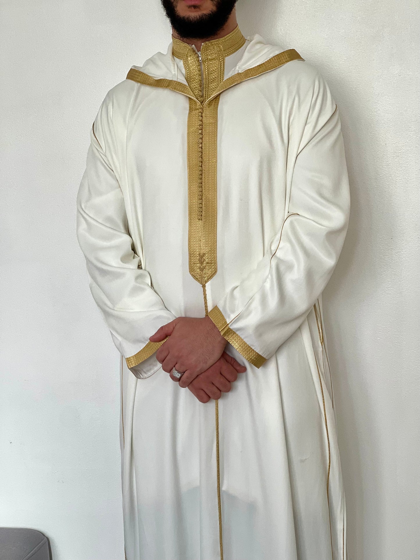 ثوب مغربي من الجبردين مع غطاء للرأس