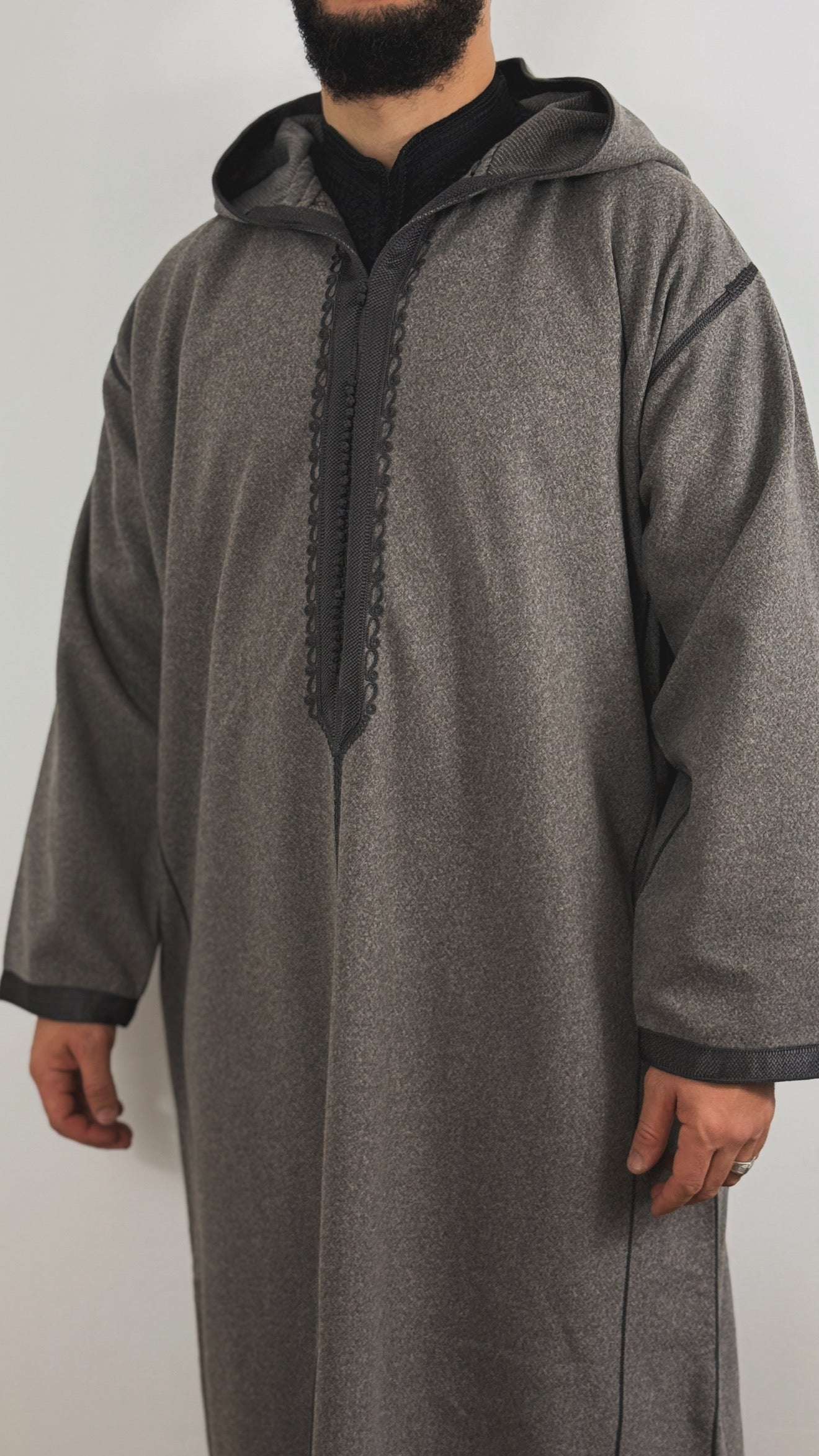 جلابة شتوية فاخرة بغطاء رأس باللون الرمادي والبني