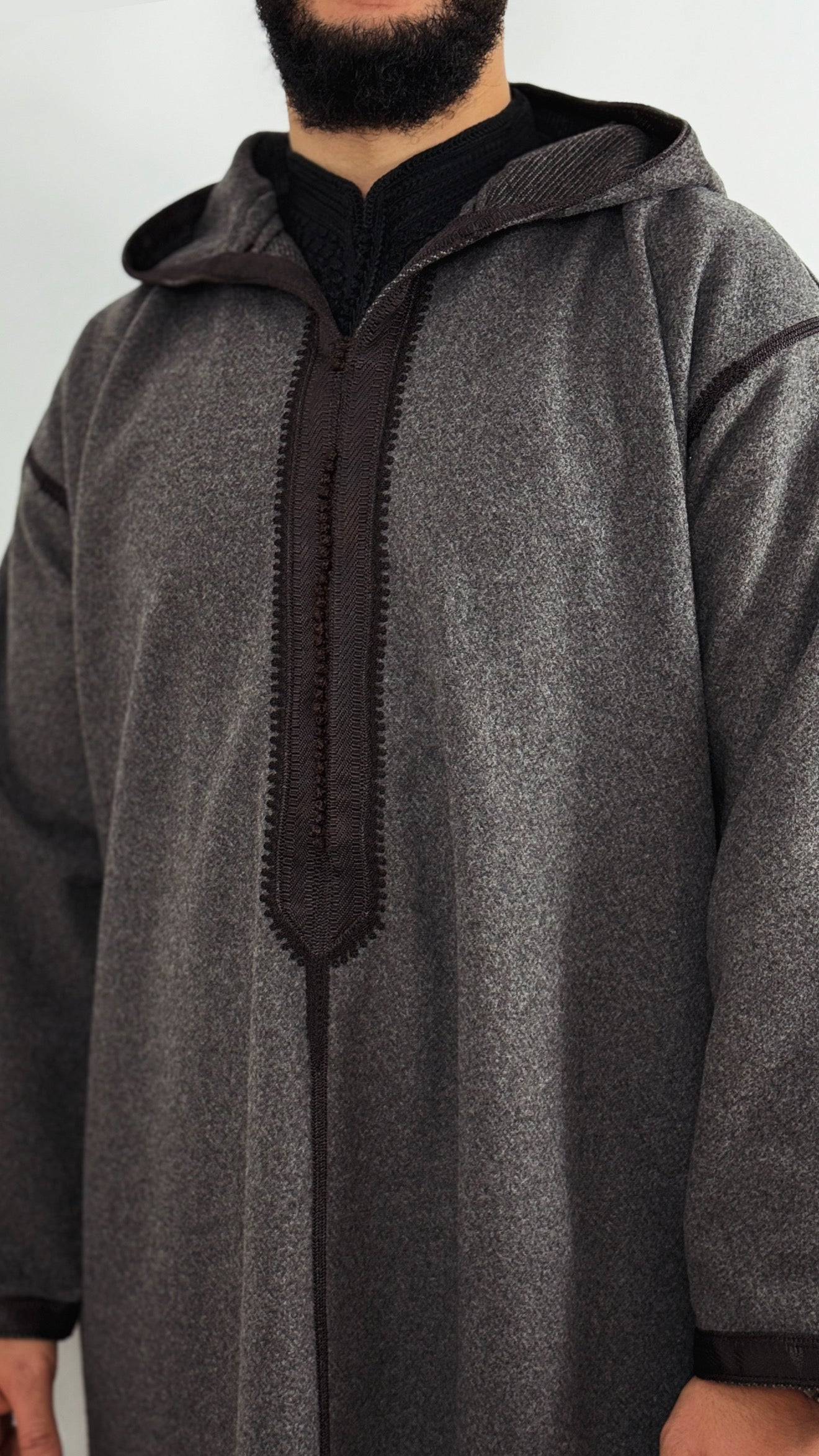 جلابة شتوية فاخرة بغطاء رأس باللون الرمادي والبني