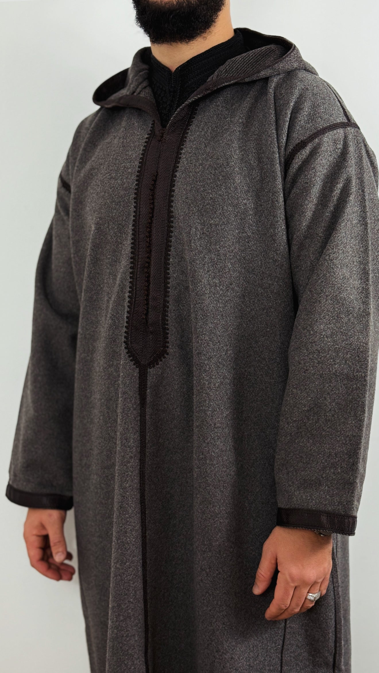 جلابة شتوية فاخرة بغطاء رأس باللون الرمادي والبني