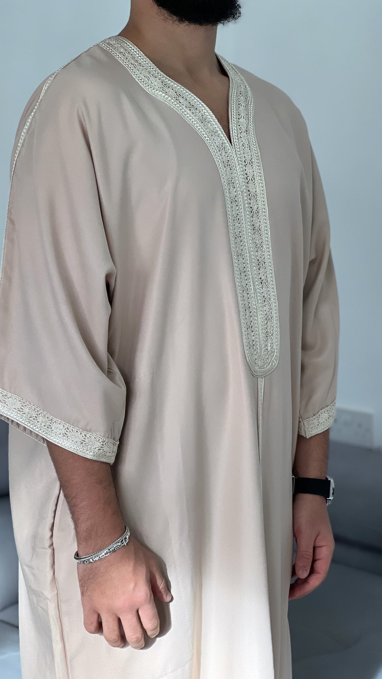 ثوب جبة عالي الجودة بجيبين
