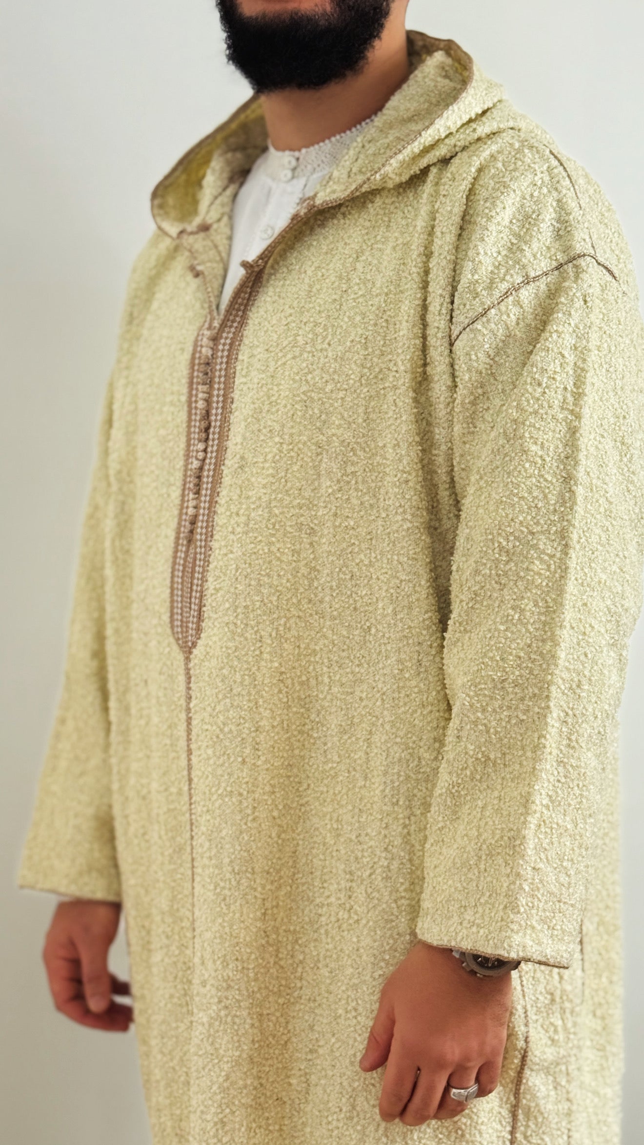 جلابة وازانيا شتوية بغطاء للرأس باللون البني