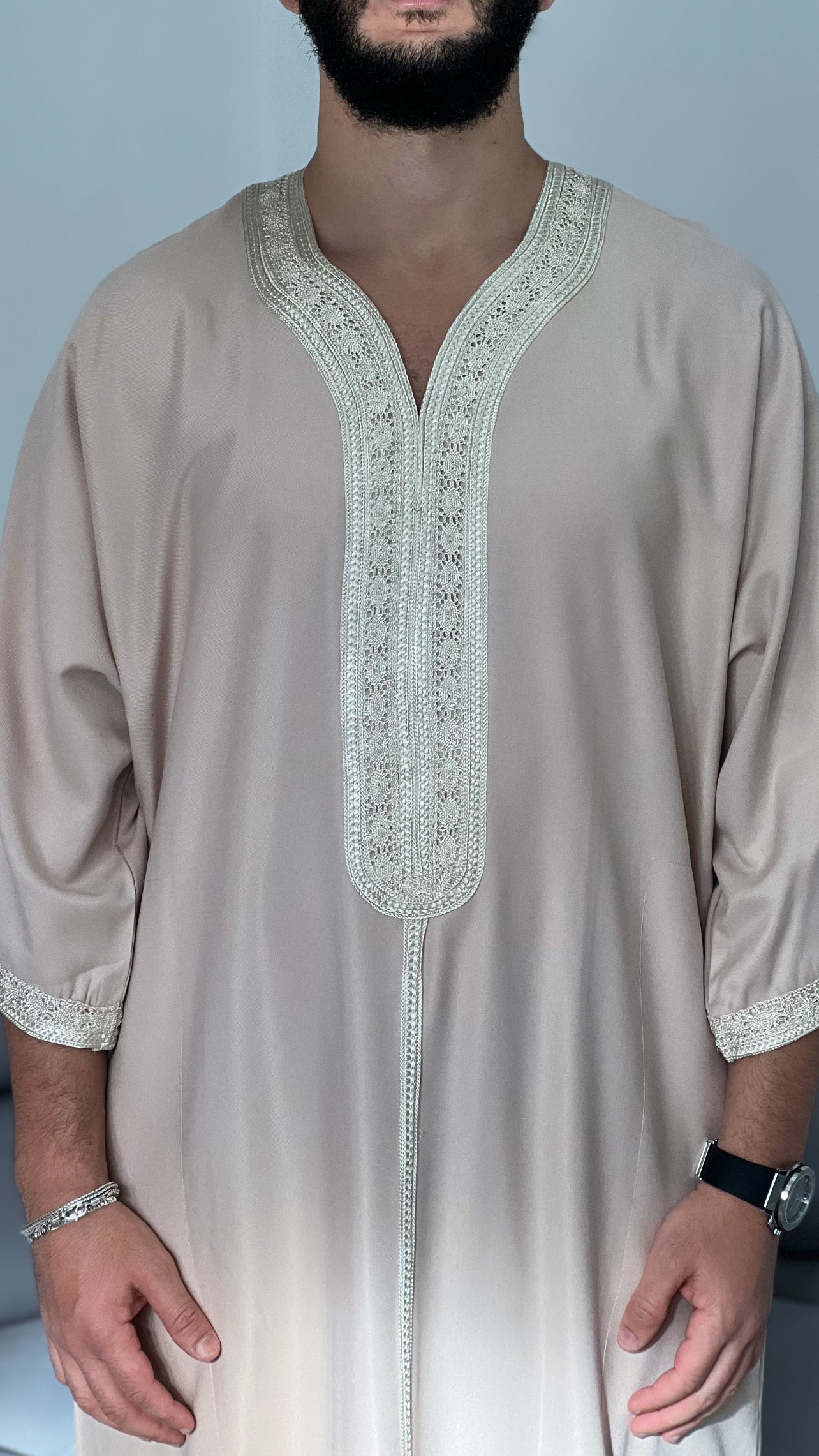 ثوب جبة عالي الجودة بجيبين