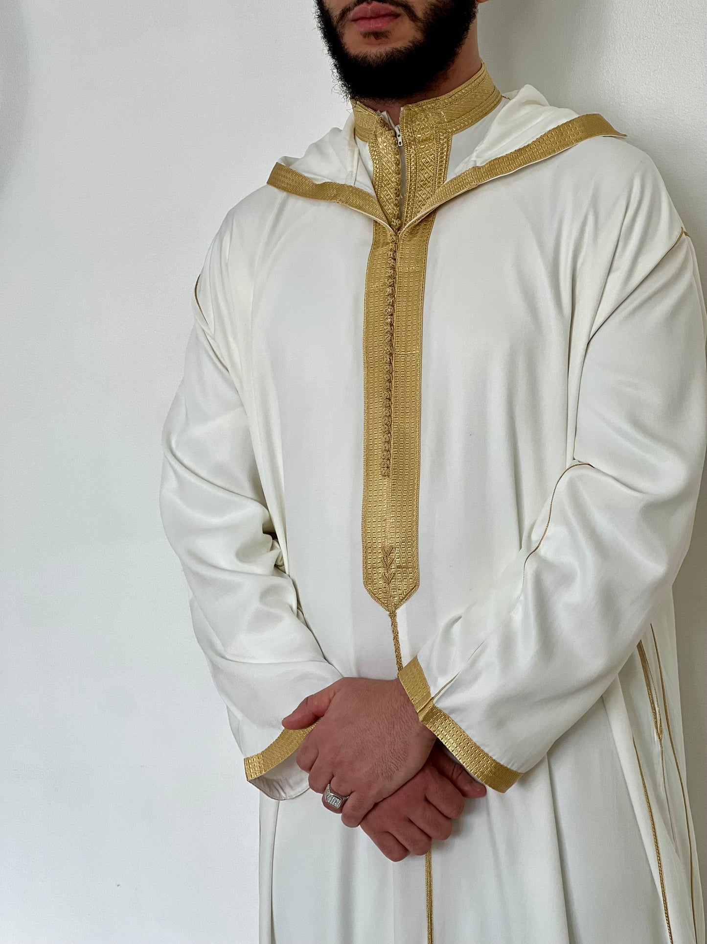 ثوب مغربي من الجبردين مع غطاء للرأس