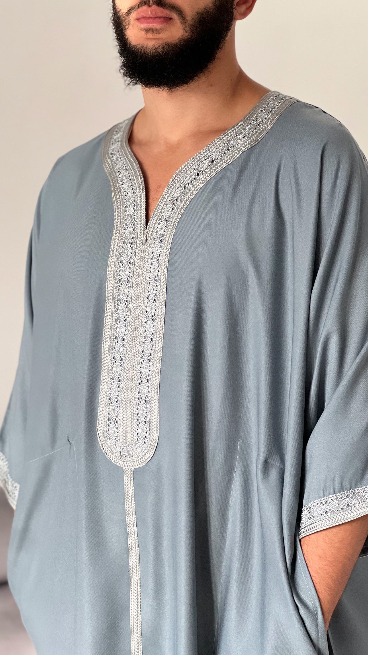 ثوب جبة عالي الجودة بجيبين