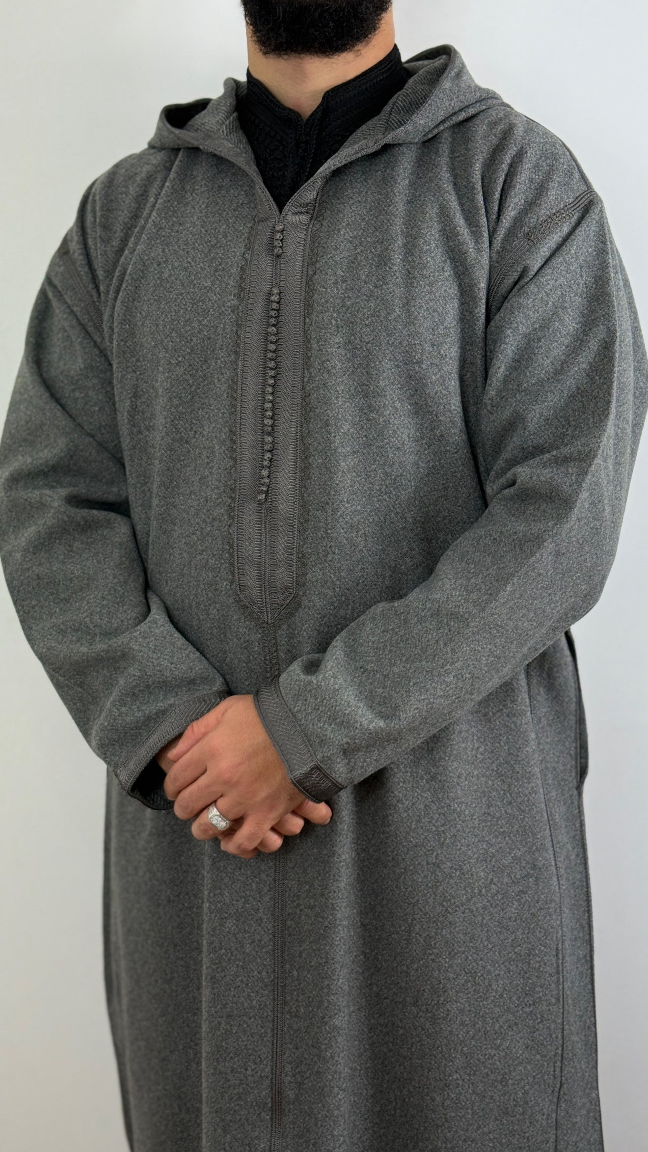 جلابة شتوية فاخرة بغطاء رأس باللون الرمادي والبني