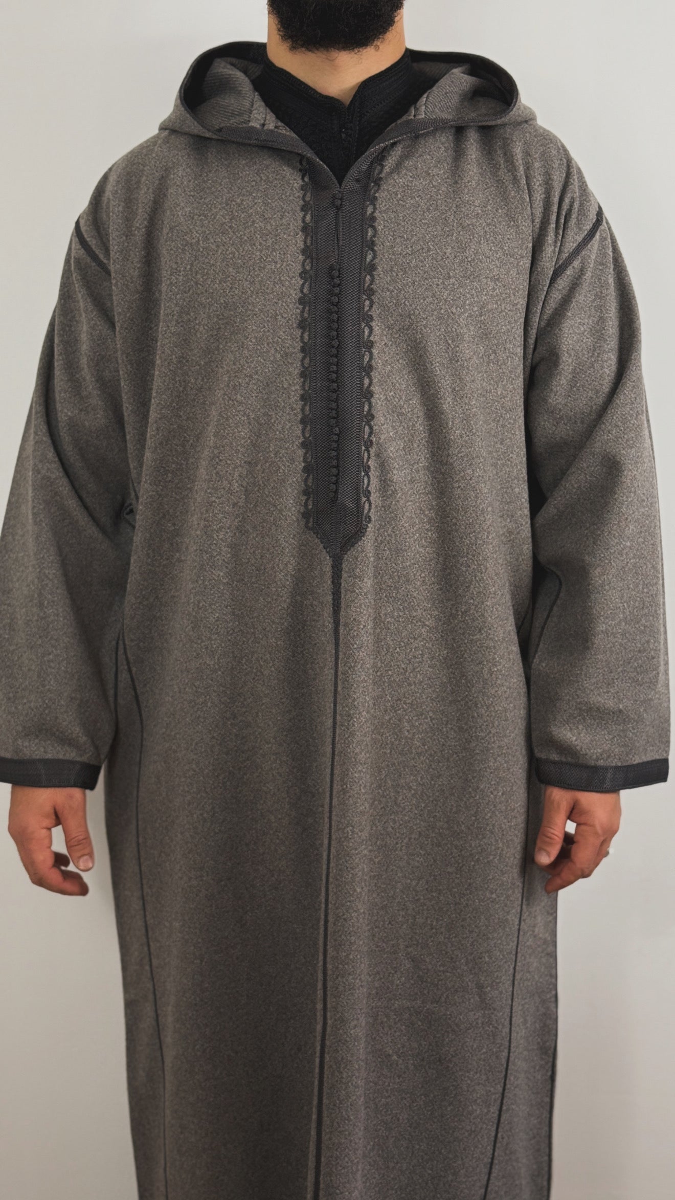 جلابة شتوية فاخرة بغطاء رأس باللون الرمادي والبني