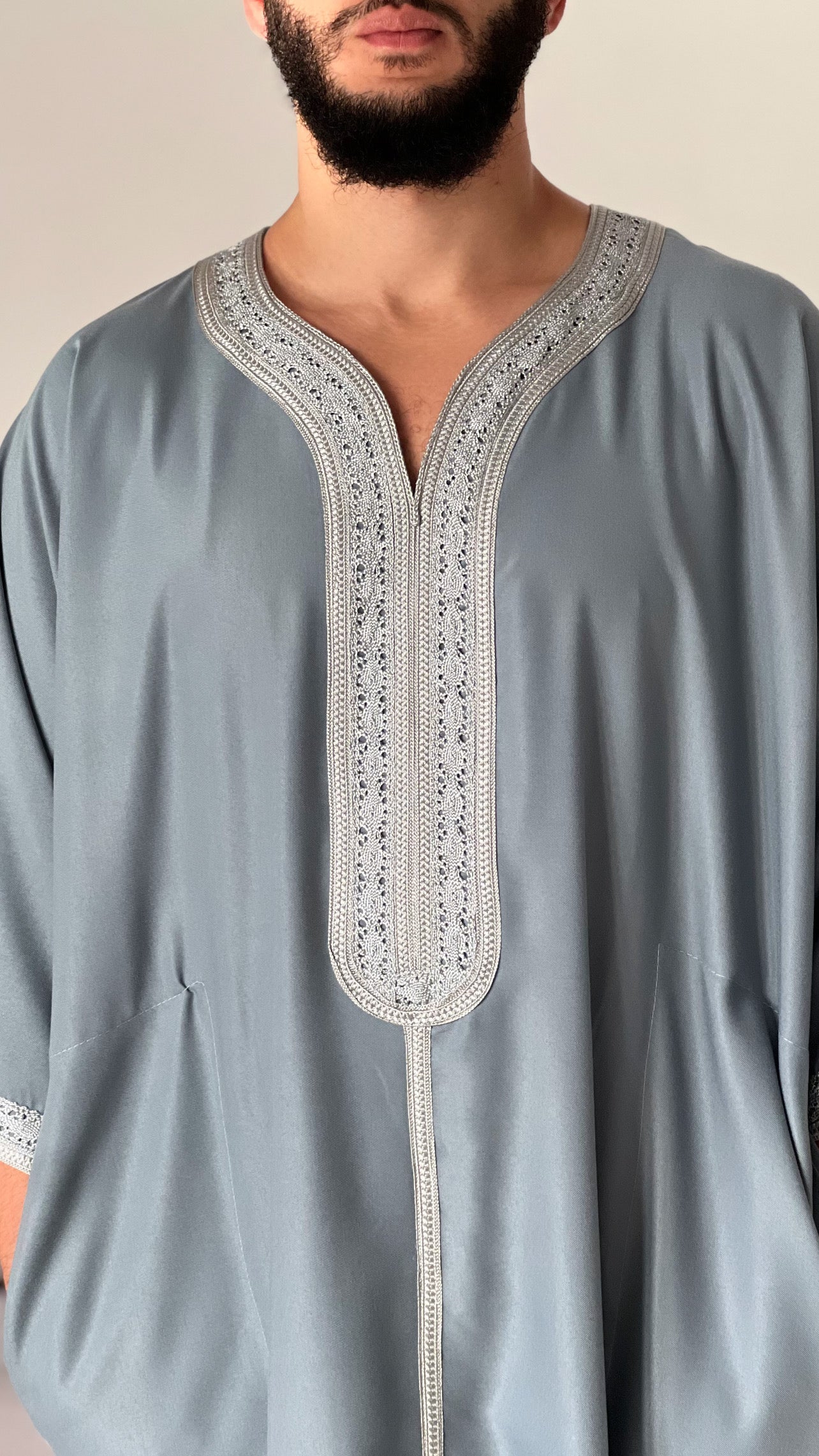 ثوب جبة عالي الجودة بجيبين